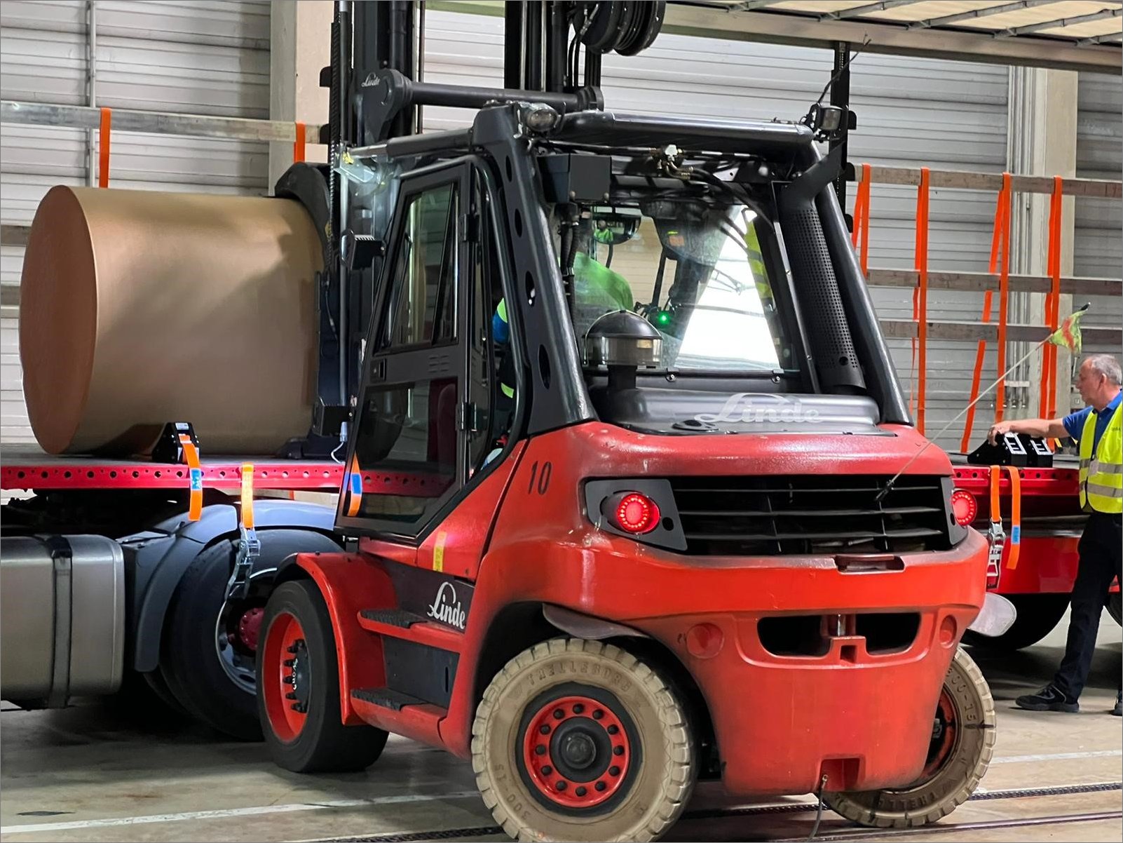 Transport papier rollen - Veltkamp BV - Cargo Chock - CC125